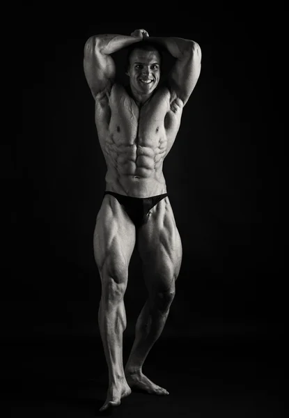 Homem muscular em um fundo escuro . — Fotografia de Stock