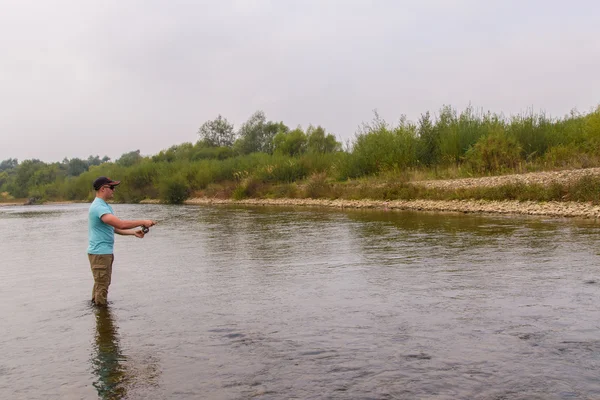 Pesca a mosca sul fiume — Foto Stock