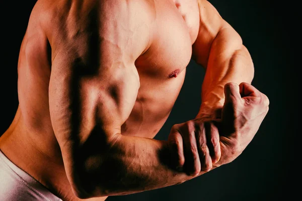 肌肉发达的男性身体部分 — 图库照片
