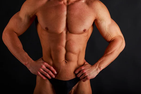 Stora bodybuilder på svart — Stockfoto