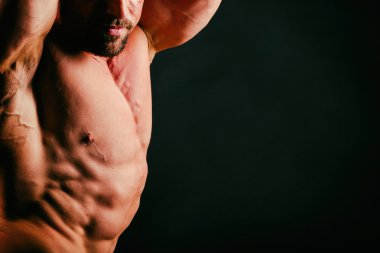 Siyah bir arka plan üzerinde sağlıklı kas vücut vücut geliştirmeci