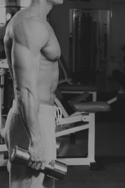 Spor salonunda dumbbells ile işgal.