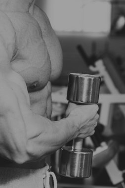 Spor salonunda dumbbells ile işgal.