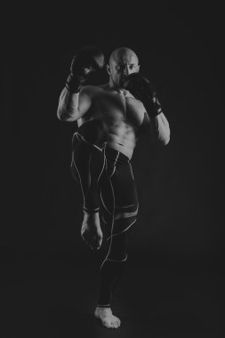 Karanlık bir arka plan üzerinde emin vücut geliştirmeci.