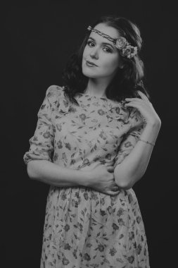 Hafif bir arka plan üzerinde kısa bir etek bir kız. Güzel ve genç birbayan. Güzel profesyonel makyaj.