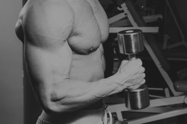 Spor salonunda dumbbells ile işgal.