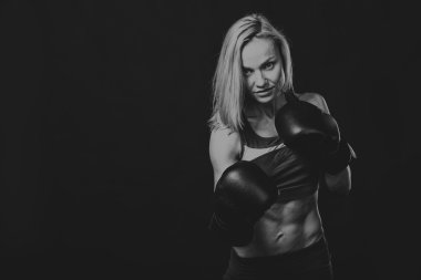 Karanlık bir arka plan üzerinde profesyonel fitness atlet.