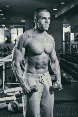 Spor salonunda vücut geliştirmeci