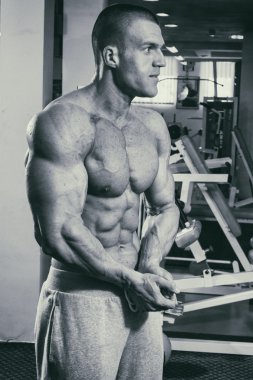 Spor salonunda vücut geliştirmeci