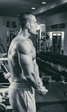 Spor salonunda vücut geliştirmeci