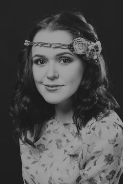 Hafif bir arka plan üzerinde kısa bir etek bir kız. Güzel ve genç birbayan. Güzel profesyonel makyaj.