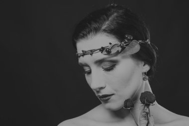 Çelenk takmış güzel bir kızın siyah beyaz portresi