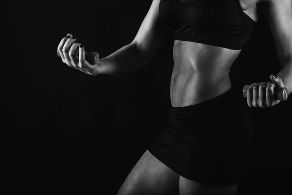 Fitness tjej poserar på svart — Stockfoto