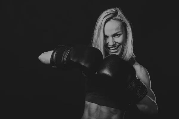 Atleta de fitness profissional em um fundo escuro . — Fotografia de Stock