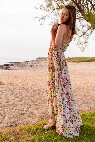 Moda kız sahilde — Stok fotoğraf