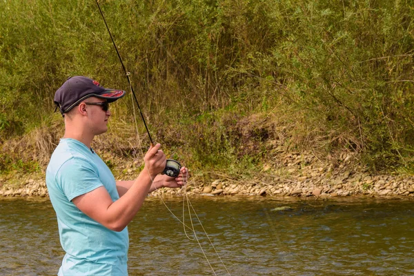 Pesca con mosca en el río — Foto de Stock