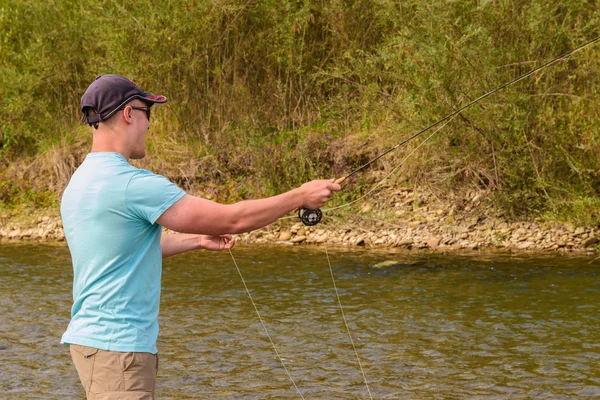 Pesca con mosca en el río — Foto de Stock