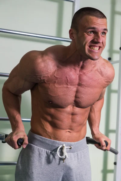 Cool culturista en el gimnasio —  Fotos de Stock