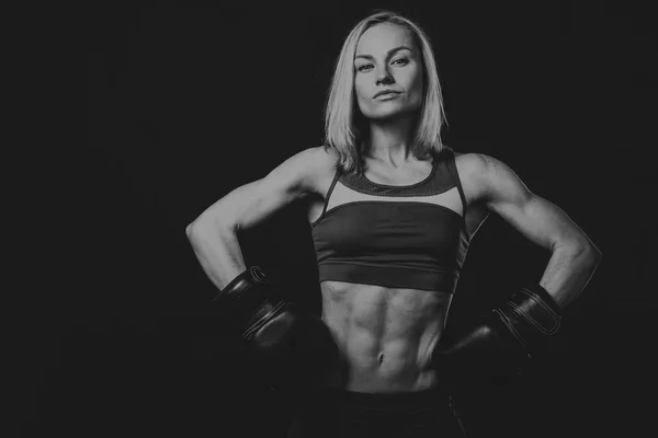 Atleta de fitness profesional sobre un fondo oscuro . — Foto de Stock