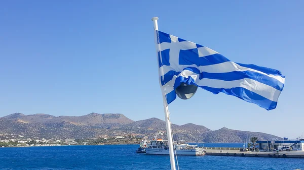 Griechische Flagge auf dem Hintergrund des Meeres — Stockfoto