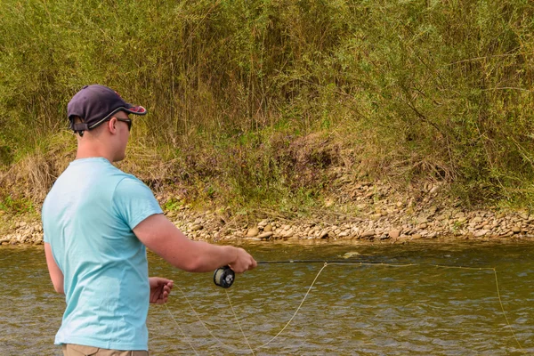 Pesca a mosca sul fiume — Foto Stock