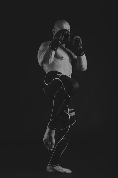 Bodybuilder confiant sur un fond sombre . — Photo
