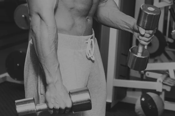 Ocupación con pesas en el gimnasio . —  Fotos de Stock