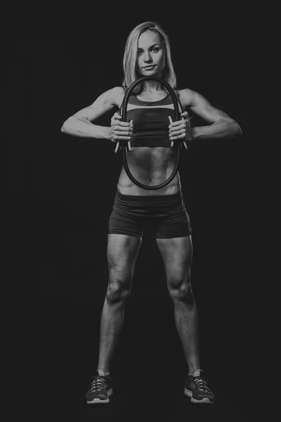 Karanlık bir arka plan üzerinde profesyonel fitness atlet. — Stok fotoğraf