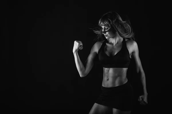 Fitness dívka pózuje na černém pozadí — Stock fotografie