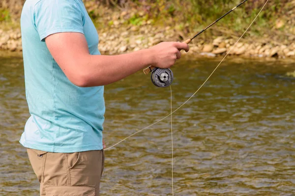 Pesca con mosca en el río — Foto de Stock