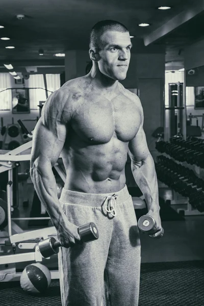 Spor salonunda vücut geliştirmeci