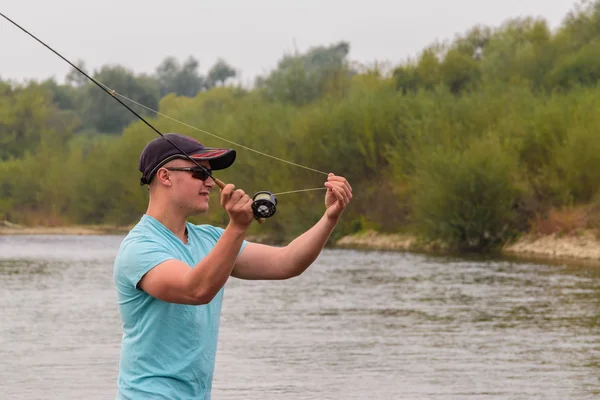川で釣りを飛ぶ — ストック写真