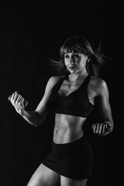 Fitness ragazza in posa su nero — Foto Stock