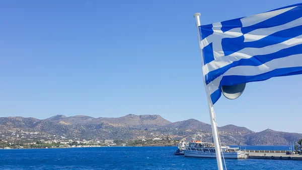 Griechische Flagge auf dem Hintergrund des Meeres — Stockfoto