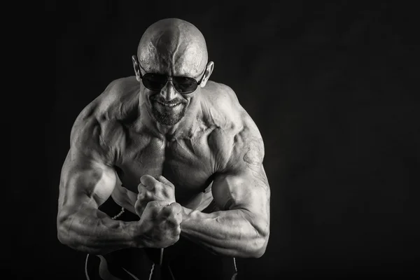 Elegante, corpo masculino muscular no fundo preto — Fotografia de Stock