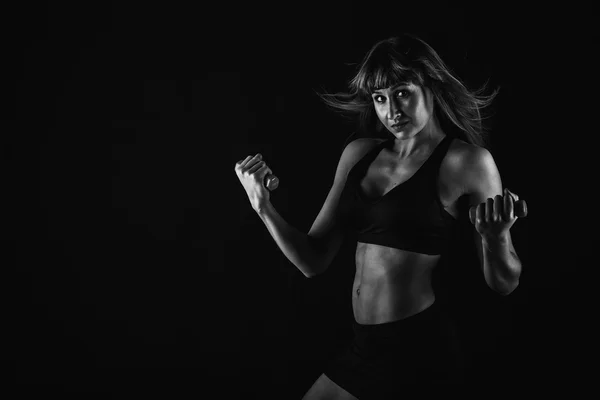 Chica de fitness posando en negro — Foto de Stock