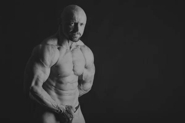 Αρσενικό bodybuilder σε σκούρο φόντο. — Φωτογραφία Αρχείου