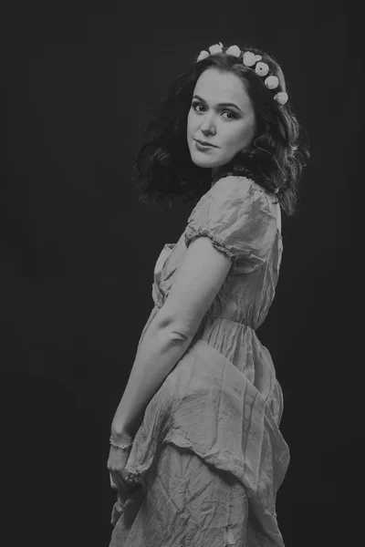 Mujer con hermoso cabello retrato en blanco y negro —  Fotos de Stock