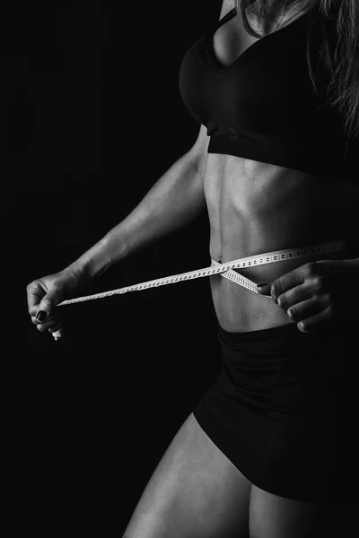 Chica de fitness posando en negro —  Fotos de Stock