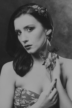 Çelenk takmış güzel bir kızın siyah beyaz portresi