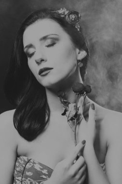 Çelenk takmış güzel bir kızın siyah beyaz portresi