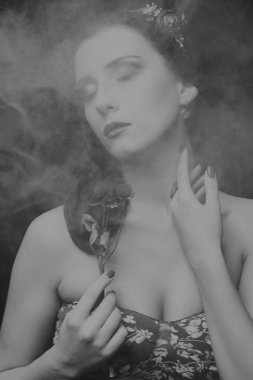 Çelenk takmış güzel bir kızın siyah beyaz portresi