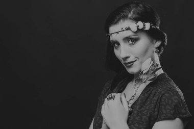 Çelenk takmış güzel bir kızın siyah beyaz portresi