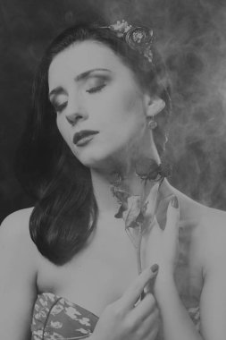 Çelenk takmış güzel bir kızın siyah beyaz portresi