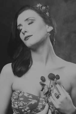 Çelenk takmış güzel bir kızın siyah beyaz portresi