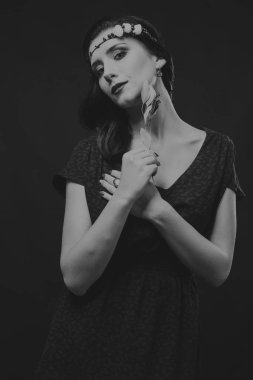 Çelenk takmış güzel bir kızın siyah beyaz portresi