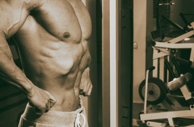 Spor salonunda yakışıklı kaslı adam