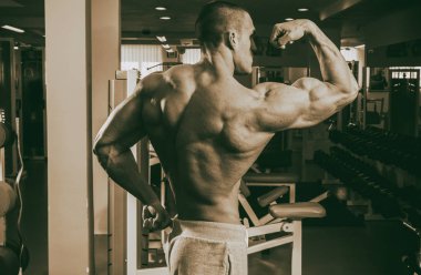 Spor salonunda yakışıklı kaslı adam