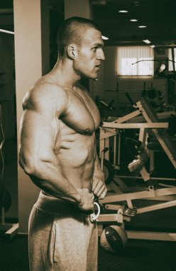 Spor salonunda yakışıklı kaslı adam