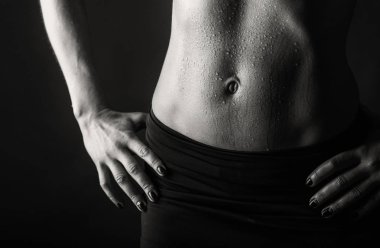 Zarif eğitim, kaslı kadın siyah bir zemin üzerine